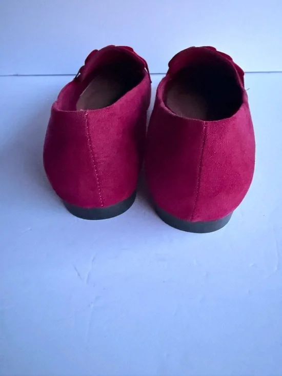 Journee Collection Women's Crimson Suede Chain-Accent Loafers - Picture 5 of 8